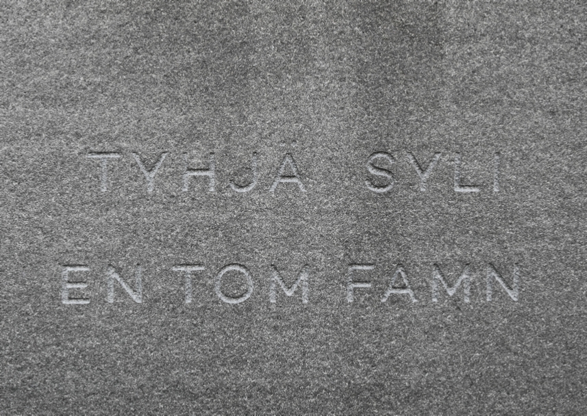 Tyhj Syli, En tom famn kaiverrettu teksti, Harri Pakarinen, Autuas Monumental Oy