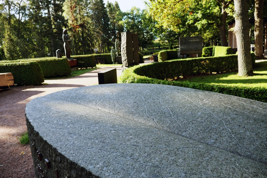 Presidentti Ahtisaari hautamuistomerkki, lhikuva, Harri Pakarinen, Autuas Monumental Oy